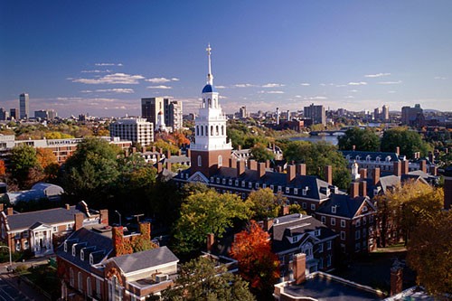 2. Đại học Harvard (Mỹ) Đại học Harvard được thành lập năm 1636 tại thành phố Cambridge, Massachusetts, Hoa Kỳ. Đây là trường đại học lâu đời nhất ở Mỹ, cũng là cơ sở đào tạo giáo dục đầu tiên ở châu Mỹ. Harvard có trụ sở chính với khuôn viên rộng lớn nằm ở Cambridge và Boston. Trường đại học được chia thành những khoa khác nhau, cung cấp các chương trình nghiên cứu đa dạng. Một số khoa chính như: Nghệ thuật và Khoa học, Kinh doanh, Thiết kế, Giáo dục, Luật, Y khoa, Y tế công cộng. Trường cấp bằng cho các trình độ đại học, sau đại học và chuyên ngành bên cạnh các chương trình như giáo dục thường xuyên và các chương trình học hè. Bảo tàng Nghệ thuật Harvard và các thư viện là một trong số những cơ sở vật chất tối ưu mà trường cung cấp cho sinh viên của mình.